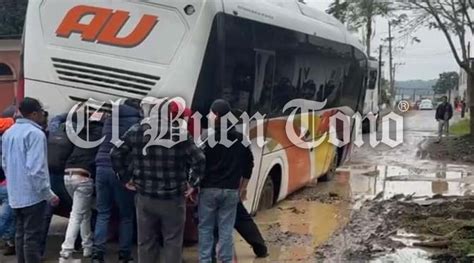 Cae Autob S De Au En Un Socav N En Sumidero El Buen Tono