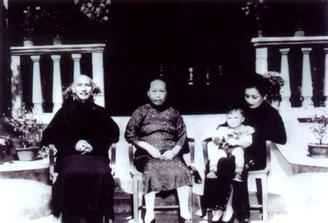 1937年，蒋介石和毛福梅、宋美龄，在溪口老家，一张罕见的照片 【快资讯】