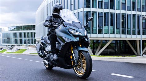 Honda Forza 750 e Yamaha T Max lo scooterone non ha più limiti