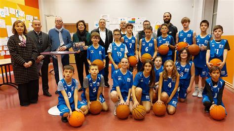 Beaujeu Le Coll Ge Du Val Dardi Res Poursuit Sa Section Basket Le