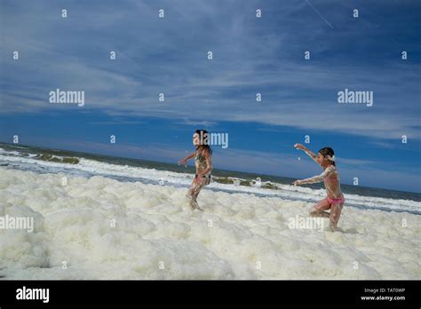 Preteen girls bikini Banque de photographies et dimages à haute résolution Alamy