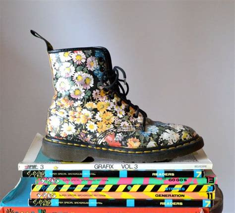 90s Vintage Dr Martens Floral Print Boots Size 9 9 1 2 Etsy Boots Boot Print Martens