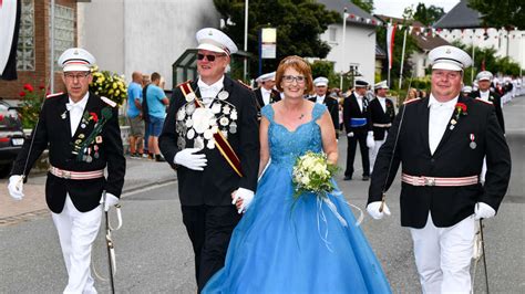 Schützenfest in Niederbergheim Festzug und Parade am Sonntag