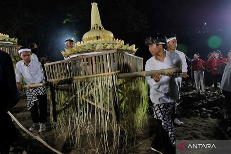 Ritual Larung Pelita Purnama Sidhi Rangkaian Perayaan Tri Suci Waisak