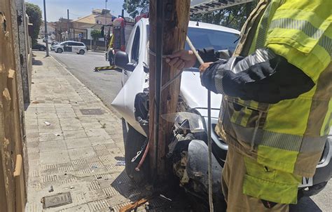 Intervienen los Bomberos de Mairena en un accidente con un poste eléctrico