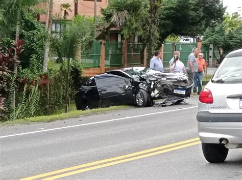 Acidente Envolvendo Dois Carros Deixa Tr S Feridos Em Pomerode