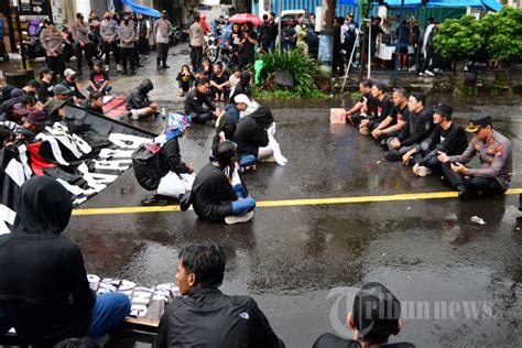 Aremania Tuntut Pelanggaran Ham Berat Atas Tragedi Kanjuruhan Foto 8