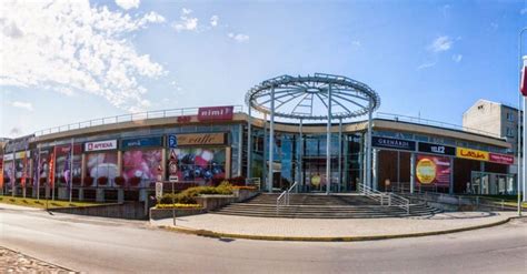 Liepājā tirdzniecības centram 'Ostmala' saplaisājušas sienas; veikalu