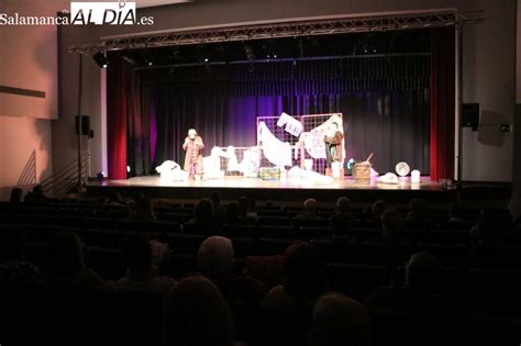 Más adultos que niños para ver a Kamaru Teatro en Vitigudino