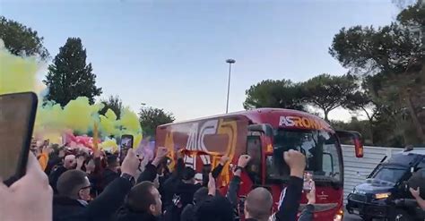 Video Roma Arrivata Allolimpico Tifosi In Delirio Caricano La