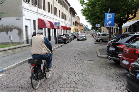 Balaustra A Rischio Crollo Per Vandali Chiude Il Sottopasso Ciclabile