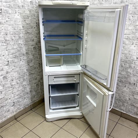 Indesit C132NFG.016 - Холодильники с нижней морозильной камерой