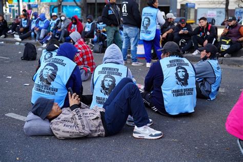 Tras más de 48 horas de protesta los piqueteros levantaron el acampe