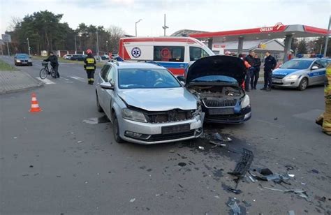 Wypadek w Krapkowicach Zderzenie skody z volkswagenem na skrzyżowaniu