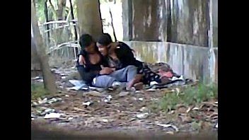 Desi lindo indio amante chupando gran polla en público parque XVIDEOS