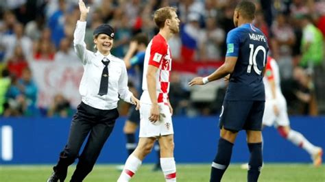 Pussy Riot St Rmen Wm Finale Was Sie Nicht Im Tv Gesehen Haben Fifa