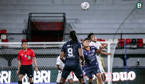 Foto Gol Tunggal Cak Sodiq Antarkan Arema FC Kembali Ke Puncak