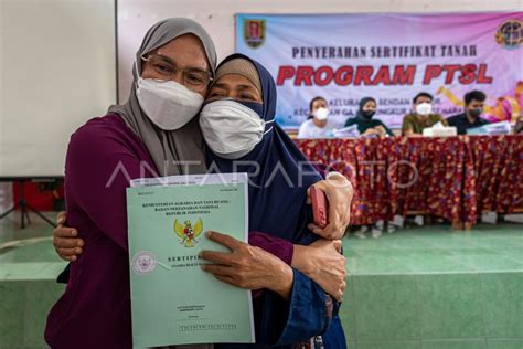 PENYERAHAN SERTIFIKAT TANAH DI SEMARANG ANTARA Foto