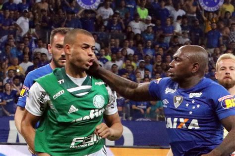 Em novo julgamento STJD amplia pena de Sassá do Cruzeiro por soco em