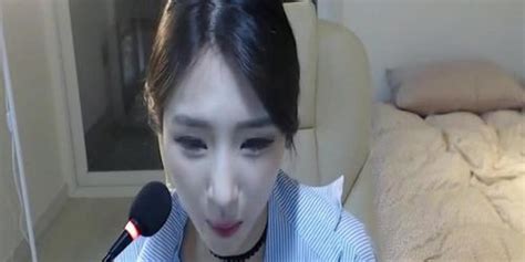 Beautiful Camgirl Shows Her Nice Tits Tnaflix