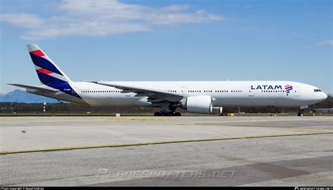 PT MUF LATAM Airlines Brasil Boeing 777 32WER Photo By Raoul Andries