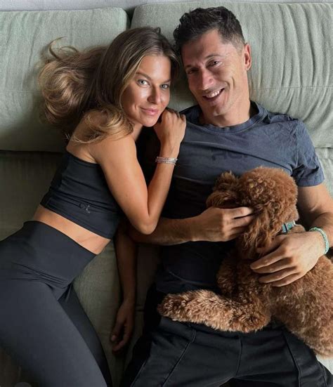 Muśnięta słońcem Anna Lewandowska eksponuje muskularną sylwetkę wylegując się w skąpym bikini