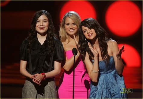 Miley & Selena Get Friendly At Teen Choice Awards: Photo 1316111 ...