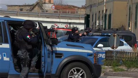 Un Uomo Armato Si Era Barricato In Casa A Napoli Ha Ammazzato La