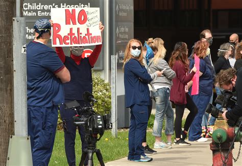 United Hospital E.R. workers protest for fresh hospital-issued scrubs – Twin Cities