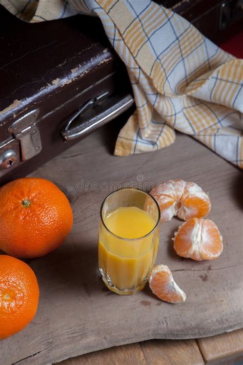 Mandarinas De Naranja Maduras Y Mandarinas Redondeadas Sin Pelar O