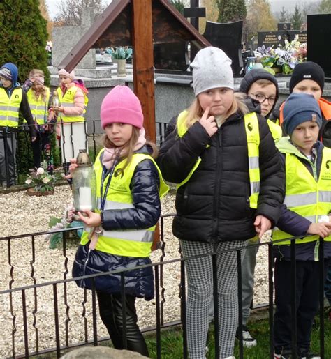 Szkoła Pamięta Klasy Drugie Odwiedzają Groby Pspklimontowpl