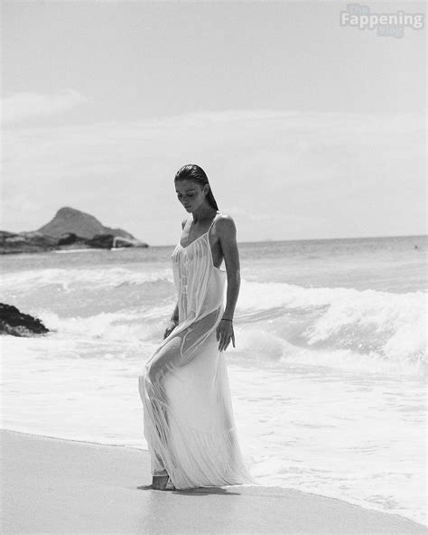 Cintia Dicker Flashes Her Nude Tits On The Beach Fappening