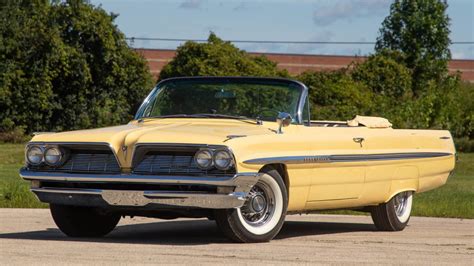 1961 Pontiac Bonneville Convertible - Parkbench