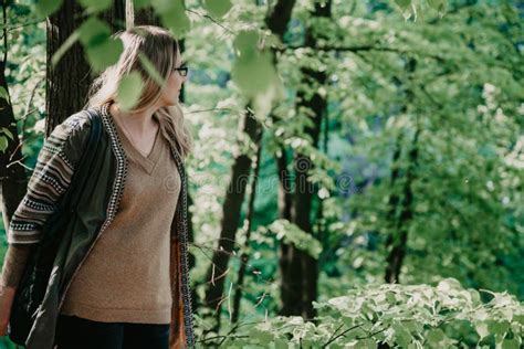 Schlanke Blonde Reste Auf Baumstamm Stockfoto Bild Von Reise Blond