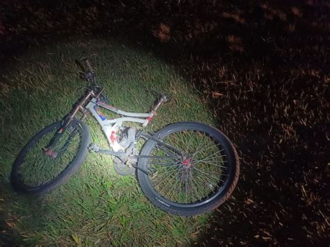 Ciclista fica ferido ao ser atingido por veículo no acostamento da Via