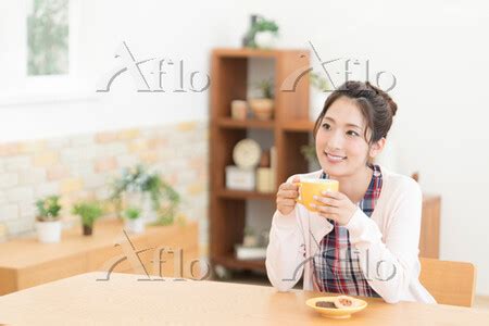 ホットドリンクを飲む日本人女性 67134166 の写真素材 アフロ