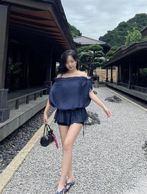 Vợ hot girl của Hà Đức Chinh khoe dáng xinh như mộng khi đi nghỉ dưỡng Hòa Minzy cũng phải