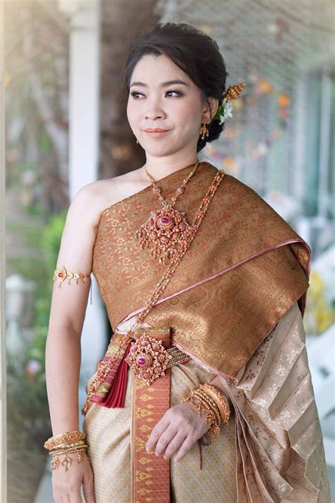 Thai Traditional Dresses에 있는 Priya Avi Sasi님의 핀 한복