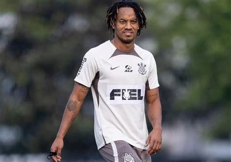 Corinthians a declaração de André Carillo direcionada a Memphis Depay