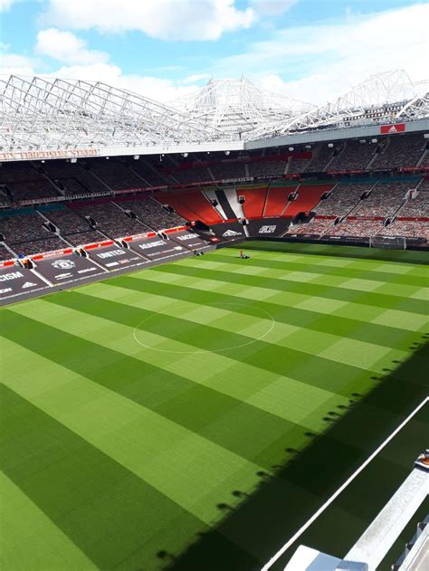 ⚽ ️🏆🎊 รางวัลสนามหญ้าสวยยอดเยี่ยมแห่งปีได้แก่ >> Old Trafford