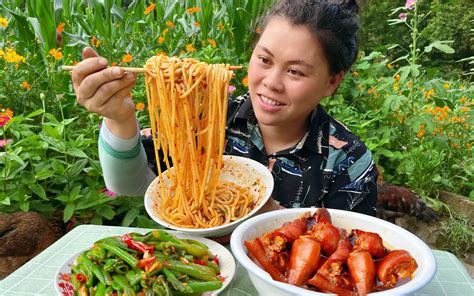 今天欧妹摘了些南瓜尖，再做个红烧猪蹄，配上一碗爆辣米粉超好吃 欧妹呀 欧妹呀 哔哩哔哩视频