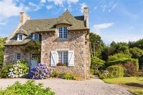 What Is A Cottage Style Home? Elements of Cottage Architecture