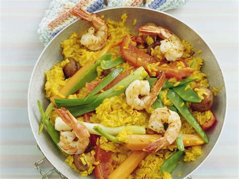 Saffron rice with vegetables and shrimp Recipe | EatSmarter