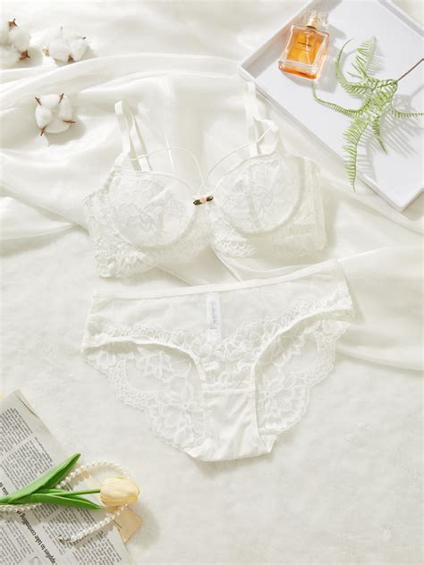 China Nude Sexy Soft Lace Floral Lingerie Set See Through Sheer