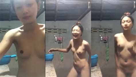 Em gái quê thân hình nhỏ nhắn show hàng lúc tắm Phim Sex Lồn