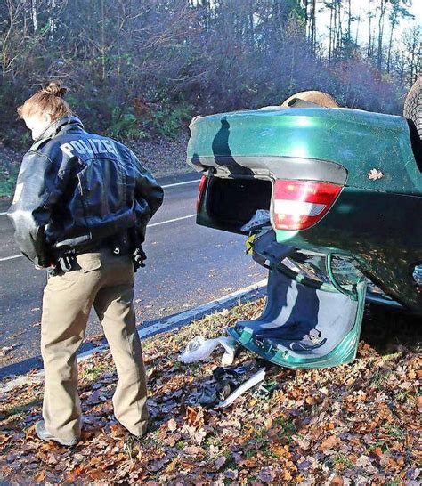 Feuerwehr Wellesweiler Befreit Unfallopfer Aus Dem Autowrack