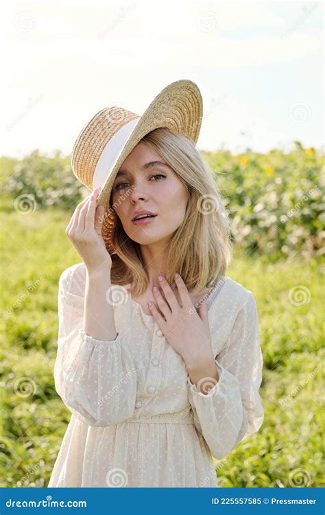 Wunderschöne Junge Blonde Frau in Stroh Hut Und Weißen Landhausstil Kleid Stockbild Bild von