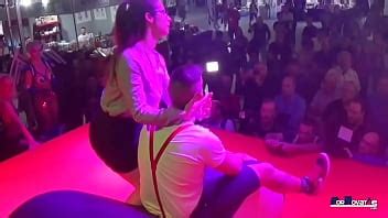 Mucha Gente Mirando Como Folla Una Pareja En Publico Con Victor Bloom XVIDEOS