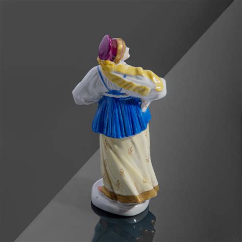 Статуэтка "Женщина Саратовской губернии" из серии "Народности России ...