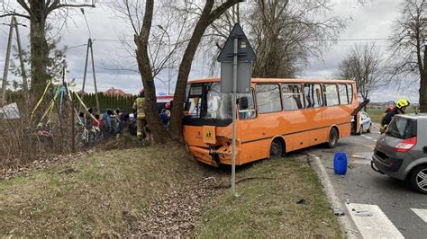 Legionowo Dramatyczny Wypadek Autobus Szkolny Rozbi Si Na Drzewie